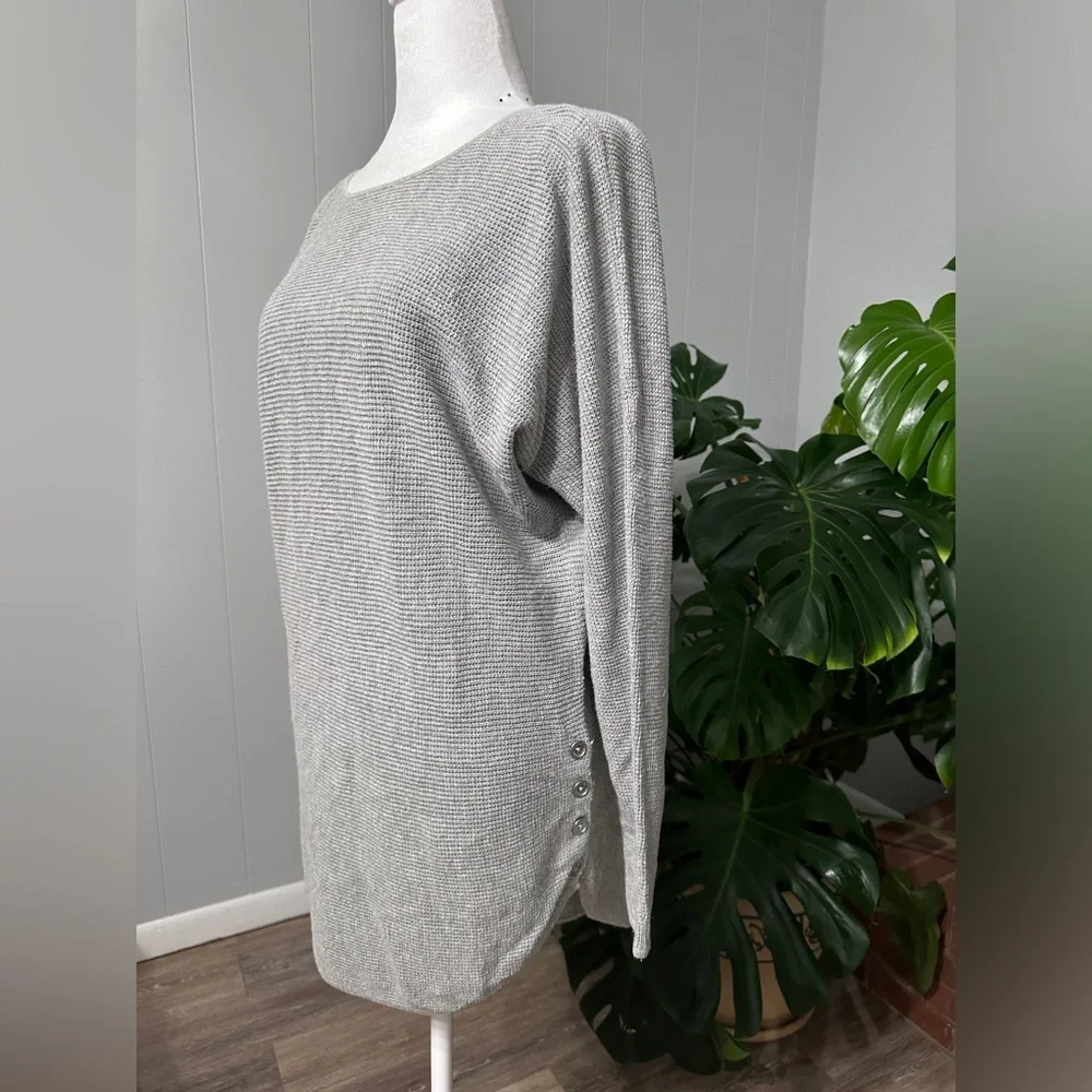 #20) Michael Kors lightweight sweater with button point Size medium excellent.